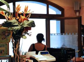 丽城阿尔贝格酒店，位于Guiglia的酒店