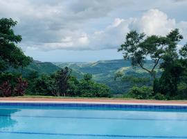 Enjoy Mountain Retreat Close to Panama Beaches，位于查梅的酒店