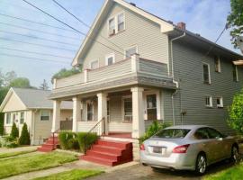 The House Hotels- Thoreau Upper - Lakewood - 10 Minutes to Downtown Attractions，位于莱克伍德的酒店