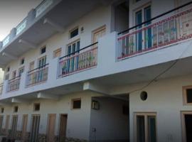 Vivek Palace by StayApart，位于Barkot的酒店