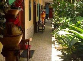 Hotel Economica，位于Coxen Hole的酒店