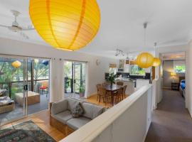 Enchanted Garden Cottage with Bikes and Air Con，位于Russell Island的酒店