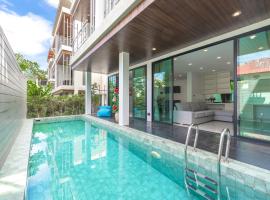 3-Story Pool Villa Katazhang UTK B3 just 7 min walk to Kata Beach，位于卡塔海滩的酒店