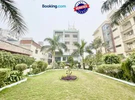 Hotel Varanasi Palace ! Varanasi Forɘigner's Choice ! fully-Air-Conditioned hotel with Parking availability, near Kashi Vishwanath Temple, and Ganga ghat