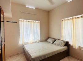 Home near Guruvayur Temple 1AC 1nonAC 1Single HK，位于古鲁瓦尤尔的别墅