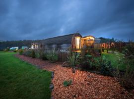 Luxurious Family Pod with Garden and Hot tub - The Stag Hoose by Get Better Getaways，位于Glenluce的带按摩浴缸的酒店