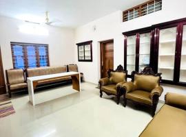 Home in Guruvayur-3 Bedroom(1AC)+Living+Kitch，位于古鲁瓦尤尔的酒店