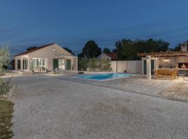 Villa Oliveto with pool，位于Donji Kašić的酒店