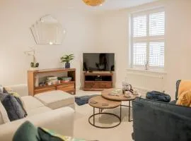 Stunning 2 Bed with Private Patio and Free Parking