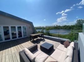 Reed Warbler - HM111 - Lower Mill Estate Penthouse Apartment with Spa Access，位于萨默福德凯恩斯的乡间豪华旅馆