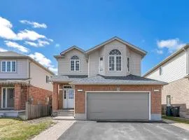 Cozy Luxurious Detached 4 Bedroom House