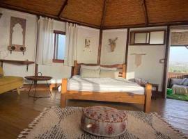 Best View Romantic Cabin In Eco Village Klil，位于Clil的公寓