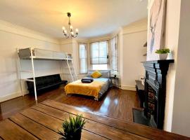 Spacious 2-Bed House 20 mins from Central London，位于伦敦的酒店