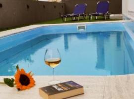 EZITH LUXURY APARTMENTS，位于海若克利欧的带泳池的酒店