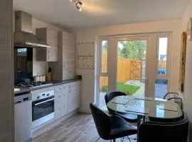 Modern 3bed house in central location & free parking