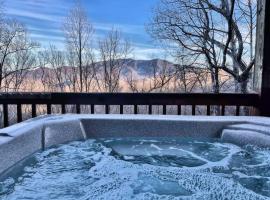 Mountain Escape Chalet-Paradise!，位于加特林堡的酒店