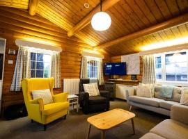 Luxury Log Cabin Hideaway in Rural Snowdonia by Seren Short Stays，位于特兹西尼德的酒店