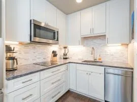 Walk to Ski, Stylish & Bright! Ground Floor, Hot Tub, Pool condo