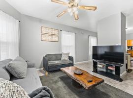 Sleeps 5 near ferry, train to Boston and downtown 3br apartment