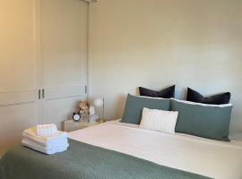 Charming & Cozy 2BR Cottage，位于布莱克敦的酒店