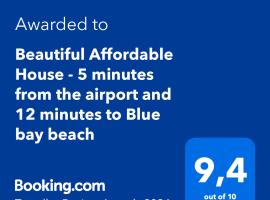 Beautiful Affordable House - 5 minutes from the airport and 12 minutes to Blue bay beach，位于Mon Trésor的别墅