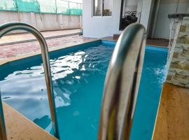 ll 2BHK ll PRIVATE POOL ll GOOD LUCK VILLA ll FREE BREAKFAST，位于罗纳瓦拉的度假屋