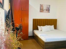 STUDIO WITH PRIVATE ENTRANCE- WIFI，位于阿布贾的酒店