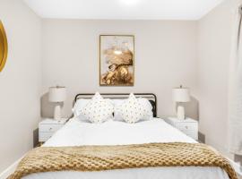 4-bedroom Bliss With Downtown Proximity，位于格林斯伯勒的度假屋
