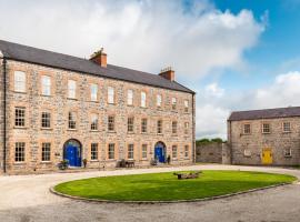 Beautifully restored soldier's barracks to sleep 10 people，位于Clarecastle的酒店