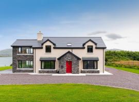 Luxury 4 bedroom holiday home overlooking the sea on Valentia Island，位于Knights Town的酒店
