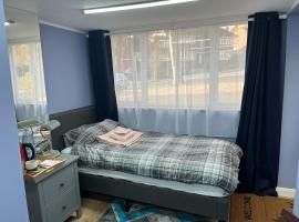 Cozy Guest Room in High Barnet (London) with Private Entrance and Small Terrace，位于伦敦的住宿加早餐旅馆