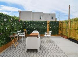 Beautiful Home w/ Rooftop Deck Within A 5 Mintue Walk To Johns Hopkins Hospital，位于巴尔的摩的酒店