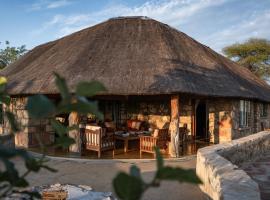 Shalimpo Safari Home - Mashatu Game Reserve，位于Lentswelemoriti的带泳池的酒店