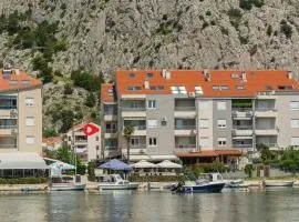 3 Bedroom Lovely Apartment In Omis