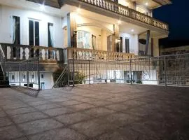 D&D Bellevue Guest House