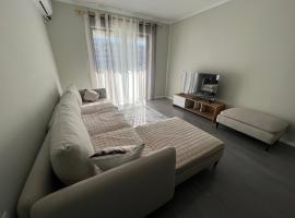 Brand new condo for rent，位于地拉那的酒店