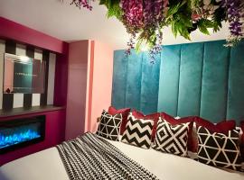 The Ultimate Hen Suite with Bar & Makeup Room，位于曼彻斯特的公寓式酒店