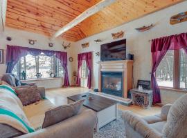 Lakefront Rhinelander Retreat with Private Hot Tub!，位于Rhinelander的酒店