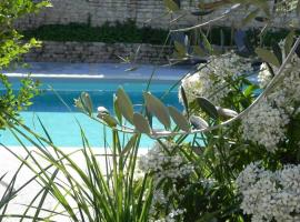 VILLA DEL RE 7 dans Résidence avec piscine，位于拉弗洛特的酒店