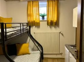 Ideales Monteurzimmer für bis zu 2 Personen in bester Lage l 1 Minute zum Bahnhof l Innenstadtnähe l Küche l Free-WLAN l Willkommen im Hallo!-Apartment 1