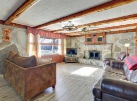 Authentic Log Cabin in Pineville about 2 Mi to River!，位于Pineville的酒店