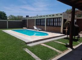 Hermosa casita con quincho y amplia pileta TODAS LAS COMODIDADES Paz total，位于Ullún的酒店