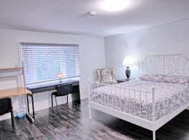 Large and beautiful master room with private bathroom，位于沃恩的酒店