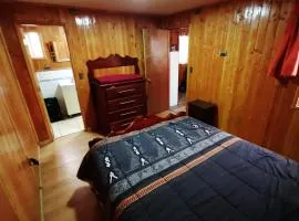 habitación con cama matrimonial, baño privado y cocina compartida