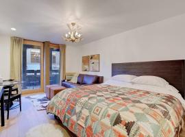 Slope Side Studio in Northstar Village!，位于特拉基的带泳池的酒店