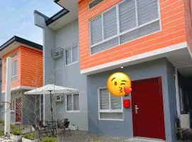 Davao Airport 4 Bedrooms Home with parking, 200 mbps wifi, netflix
