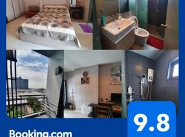 New condominium on Sukhumvit Road "Pu Chao" Bts station，位于Ban Khlong Samrong的酒店
