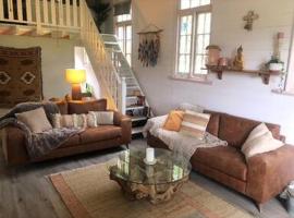 Cozy country cabin - church conversion，位于Gellibrand的酒店