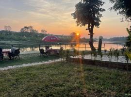 Chitwan Riverside Resort，位于索拉哈的酒店