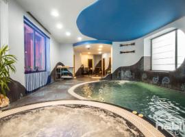 Cozy house with sauna, pool and private garden，位于里加的乡村别墅